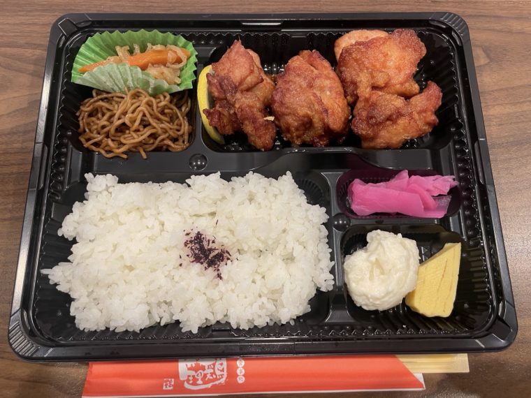 お昼にチキンハウスの唐揚げ弁当