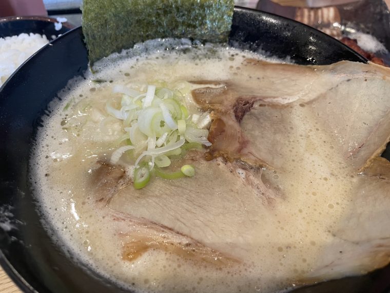 「二代目晴レル屋」の濃厚とんこつラーメンはクリーミーで美味しい！
