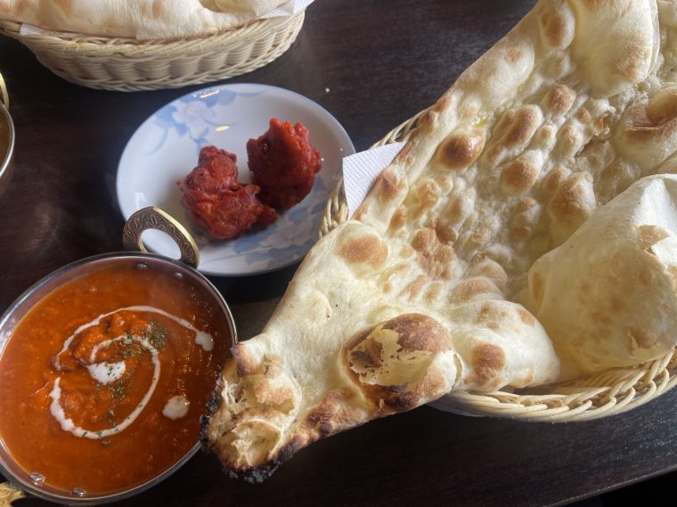 「ナンハウス」で久しぶりのインドカレーはナンの大きさに思わず笑っちゃう！