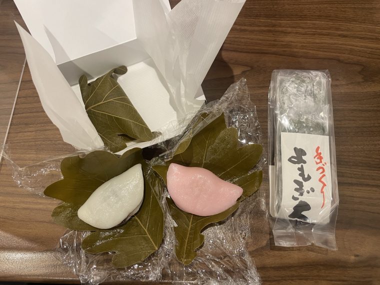 松月堂の「柏餅」と梅園の「よもぎ大福」