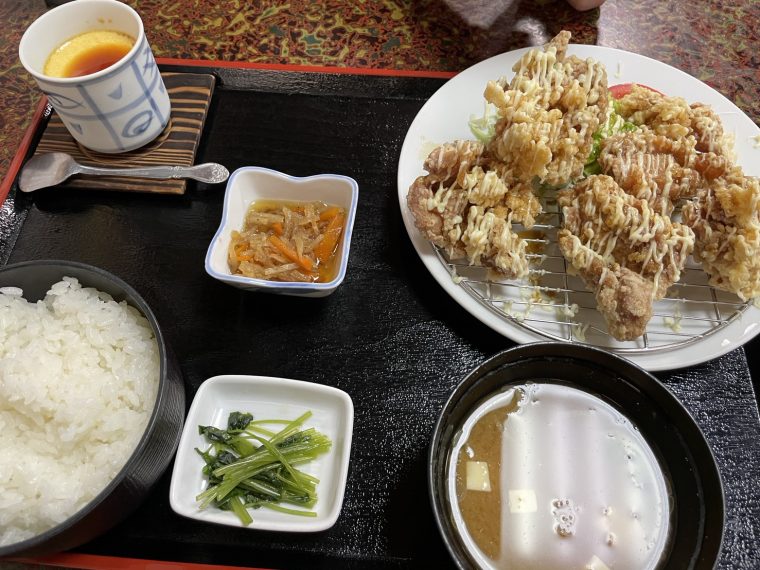 恵那の「ひかり食堂」のからあげ定食は３つのソースが選べます！