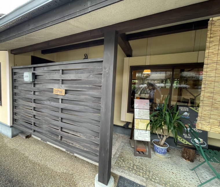 坪庭がある和モダンカフェ　～幸燈離舎